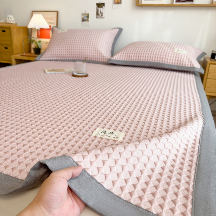 91家纺网 家纺一手货源 找家纺 丝羽坊 2025新款PE凉感450克A类华夫格冰豆豆软凉席-平铺款 冰豆豆-粉