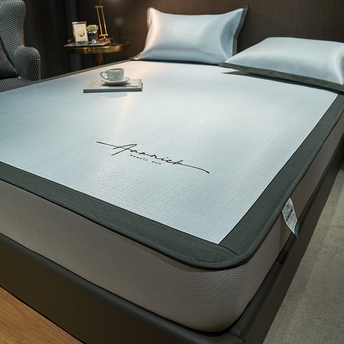 91家纺网 家纺一手货源 找家纺 全季家居 2024新款纯色英文刺绣肌理纹冰丝凉席 淡蓝色（床笠款）