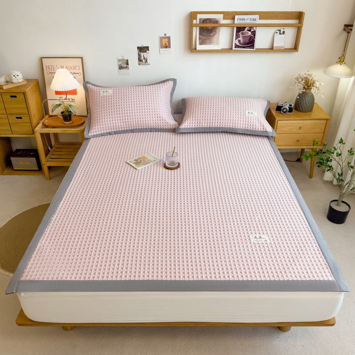 91家纺网 家纺一手货源 找家纺 丝羽坊 2025新款PE凉感450克A类华夫格冰豆豆软凉席-平铺款 冰豆豆-粉