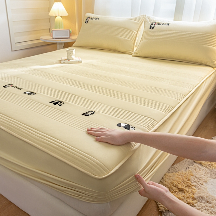 91家纺网 家纺一手货源 找家纺 鑫钰 2024全棉大豆夹棉床笠 熊猫Team-奶黄色