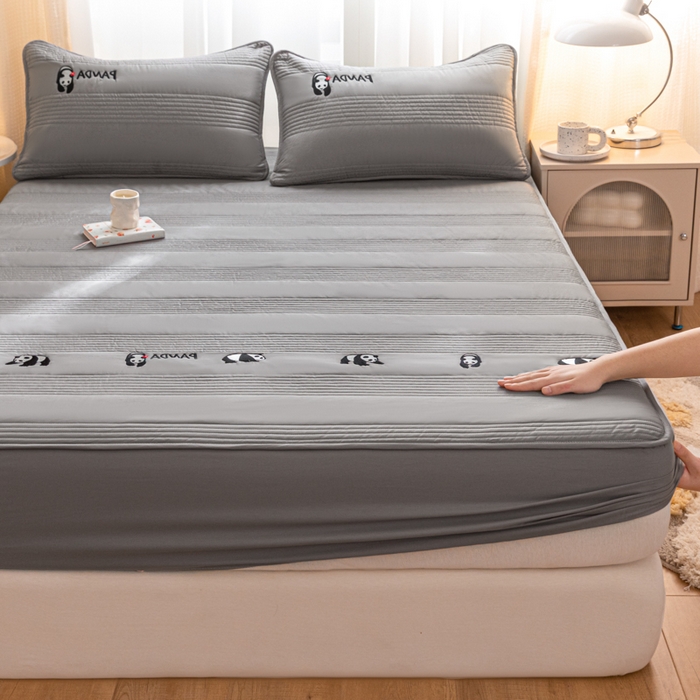 91家纺网 家纺一手货源 找家纺 鑫钰 2024全棉大豆夹棉床笠 熊猫Team-低调灰