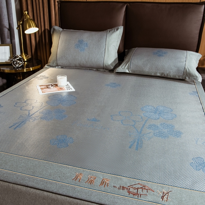 91家纺网 家纺一手货源 找家纺 全季家居 2024新款加厚加密宽边刺绣提花冰藤凉席 夏花-烟灰（床席款）