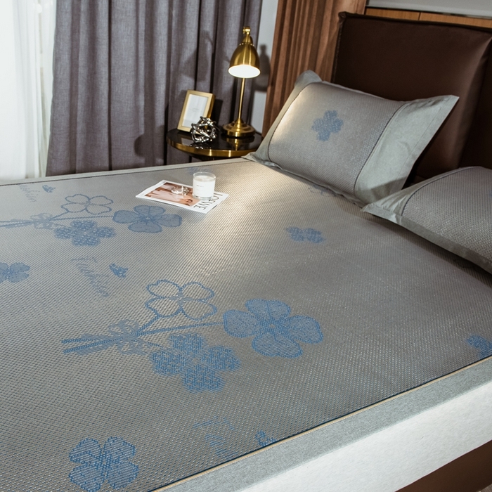 91家纺网 家纺一手货源 找家纺 全季家居 2024新款加厚加密宽边刺绣提花冰藤凉席 夏花-烟灰（床席款）