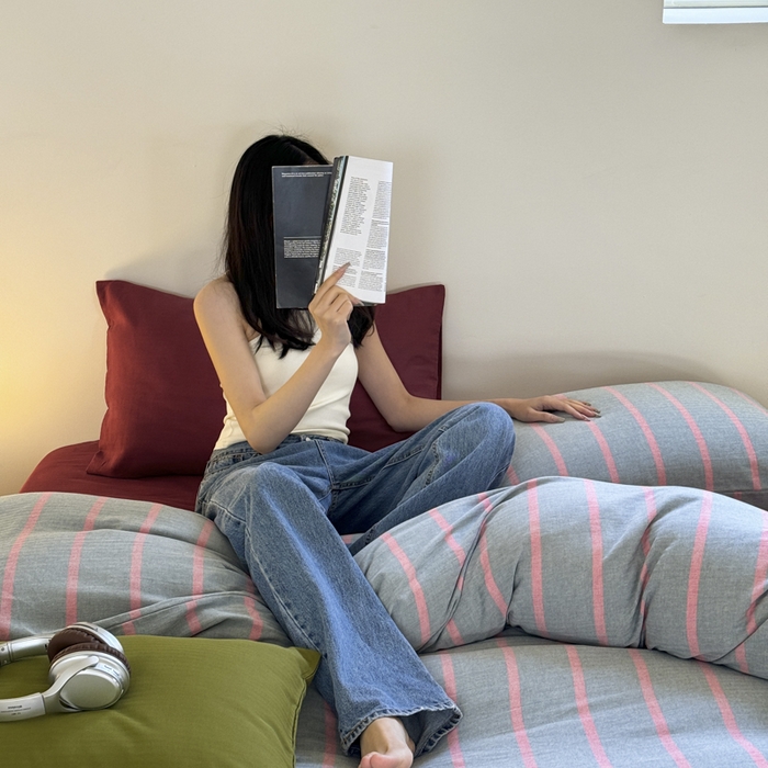 91家纺网 家纺一手货源 找家纺 玛奇朵 2024春夏新品A类全棉小肌理纹提花简约色织条纹四件套-宝格丽系列 宝格丽-綪红