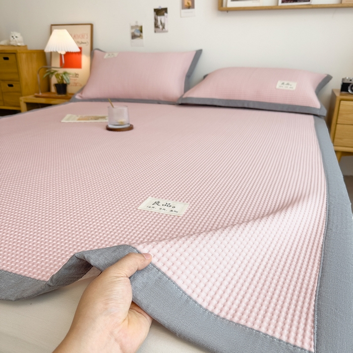 91家纺网 家纺一手货源 找家纺 丝羽坊 2025新款PE凉感450克A类华夫格冰豆豆软凉席-平铺款 华夫格-粉