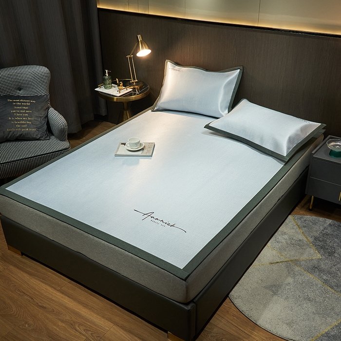 91家纺网 家纺一手货源 找家纺 全季家居 2024新款纯色英文刺绣肌理纹冰丝凉席 淡蓝色（床席款）