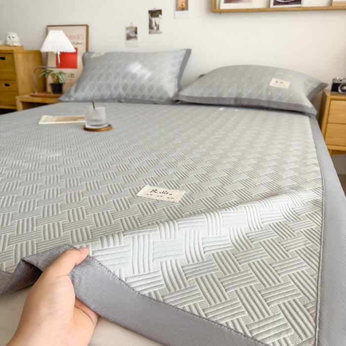 91家纺网 家纺一手货源 找家纺 丝羽坊 2025新款PE凉感450克A类华夫格冰豆豆软凉席-平铺款 饼干花-灰