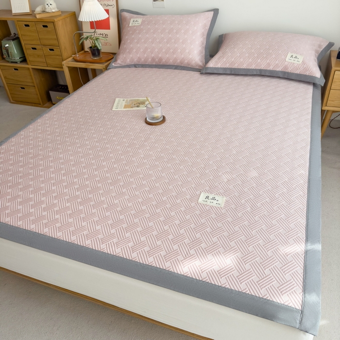 91家纺网 家纺一手货源 找家纺 丝羽坊 2025新款PE凉感450克A类华夫格冰豆豆软凉席-平铺款 饼干花-粉