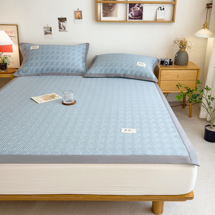 91家纺网 家纺一手货源 找家纺 丝羽坊 2025新款PE凉感450克A类华夫格冰豆豆软凉席-平铺款 饼干花-蓝