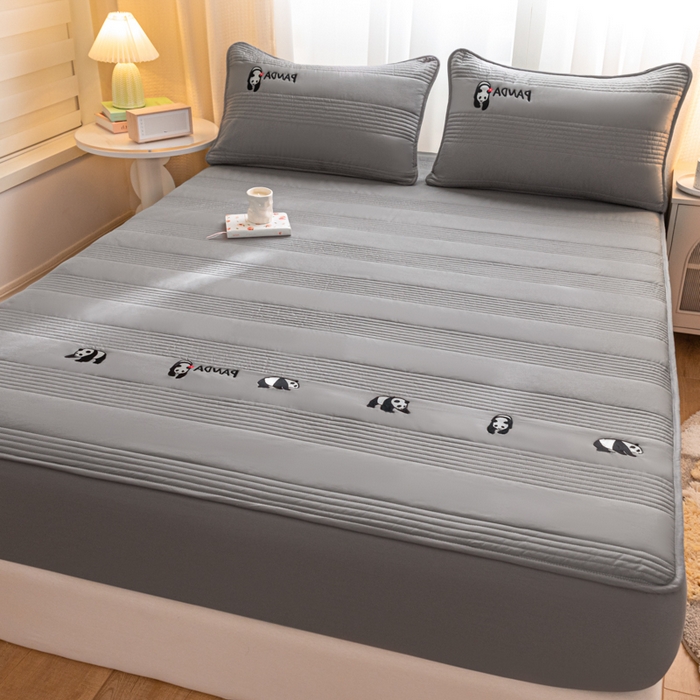 91家纺网 家纺一手货源 找家纺 鑫钰 2024全棉大豆夹棉床笠 熊猫Team-低调灰