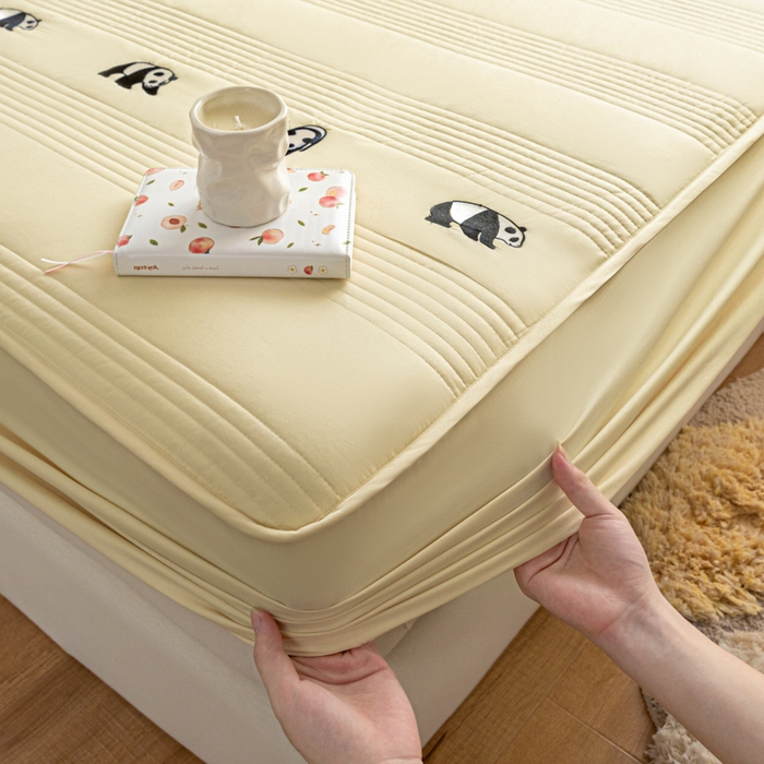 91家纺网 家纺一手货源 找家纺 鑫钰 2024全棉大豆夹棉床笠 熊猫Team-奶黄色