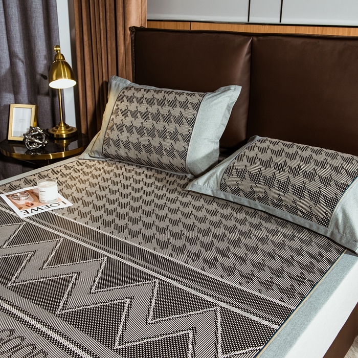 91家纺网 家纺一手货源 找家纺 全季家居 2024新款加厚加密宽边刺绣提花冰藤凉席 晚安-灰色（床席款）