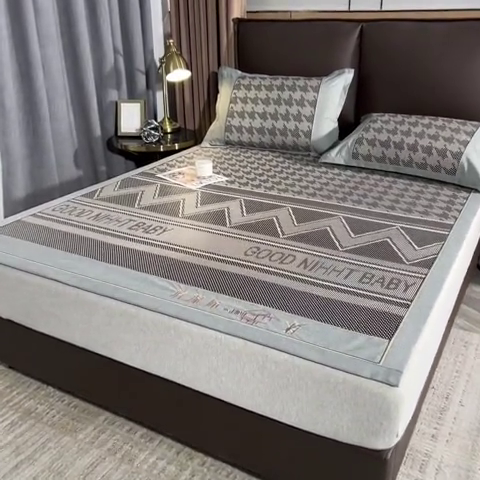 91家纺网 家纺一手货源 找家纺 全季家居 2024新款加厚加密宽边刺绣提花冰藤凉席 晚安-灰色（床席款）