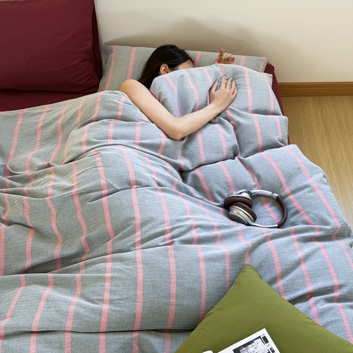 91家纺网 家纺一手货源 找家纺 玛奇朵 2024春夏新品A类全棉小肌理纹提花简约色织条纹四件套-宝格丽系列 宝格丽-綪红