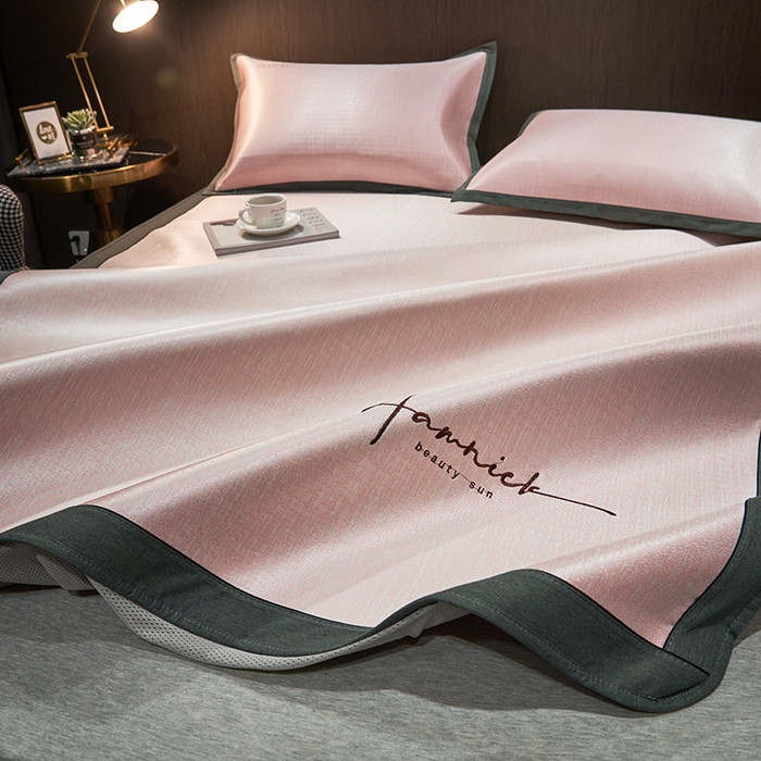 91家纺网 家纺一手货源 找家纺 全季家居 2024新款纯色英文刺绣肌理纹冰丝凉席 淡粉色（床笠款）