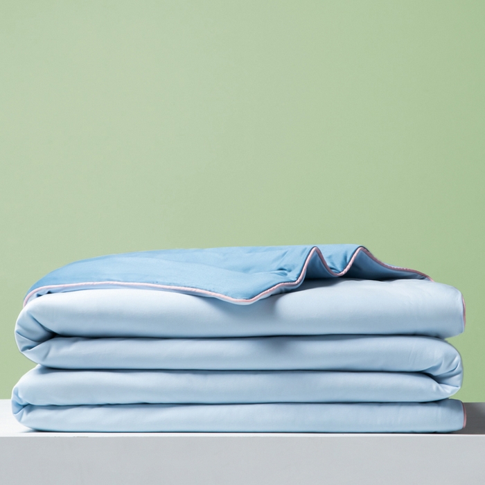 91家纺网 家纺一手货源 找家纺 吾诺家居 2024新款针织棉双拼色大豆夏被 浅兰-宝蓝