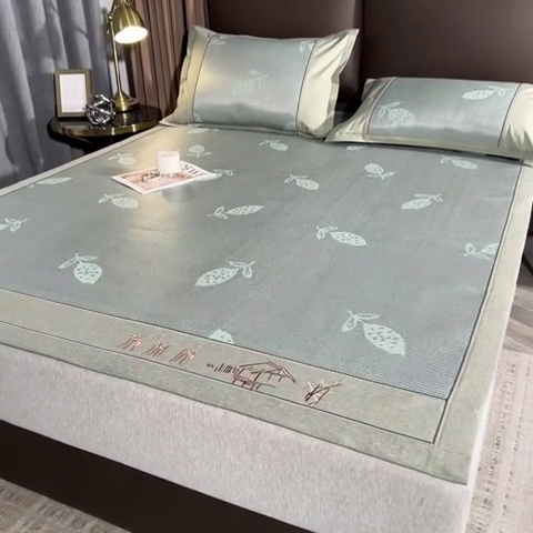 91家纺网 家纺一手货源 找家纺 全季家居 2024新款加厚加密宽边刺绣提花冰藤凉席 秋叶-水绿（床席款）