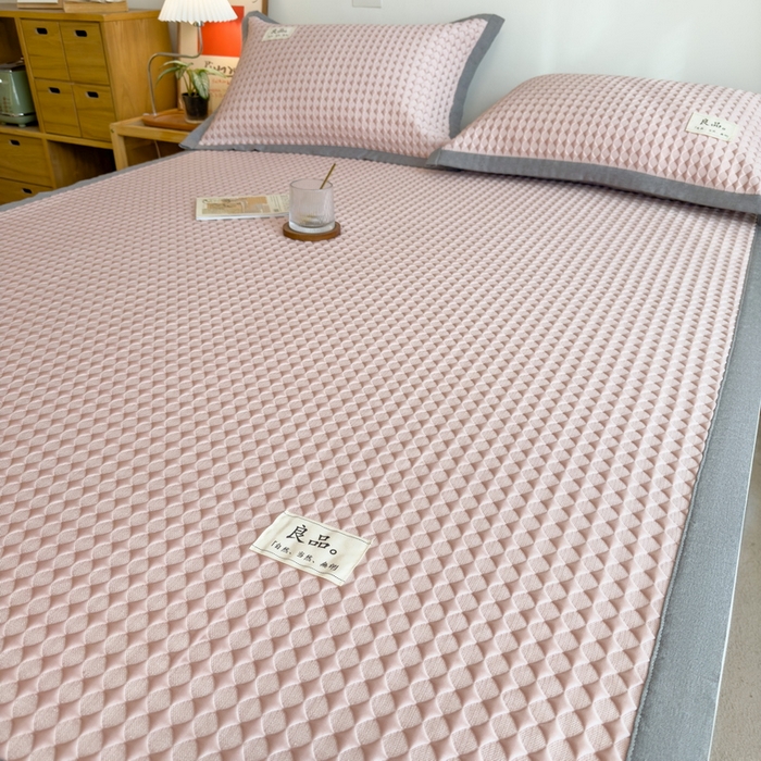 91家纺网 家纺一手货源 找家纺 丝羽坊 2025新款PE凉感450克A类华夫格冰豆豆软凉席-平铺款 冰豆豆-粉