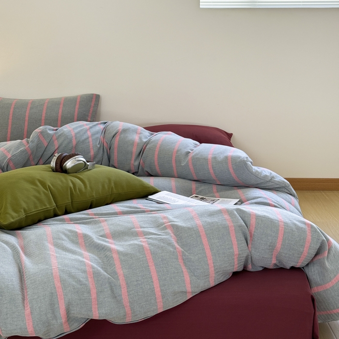 91家纺网 家纺一手货源 找家纺 玛奇朵 2024春夏新品A类全棉小肌理纹提花简约色织条纹四件套-宝格丽系列 宝格丽-綪红