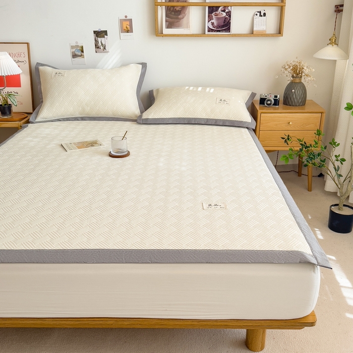 91家纺网 家纺一手货源 找家纺 丝羽坊 2025新款PE凉感450克A类华夫格冰豆豆软凉席-平铺款 饼干花-奶白