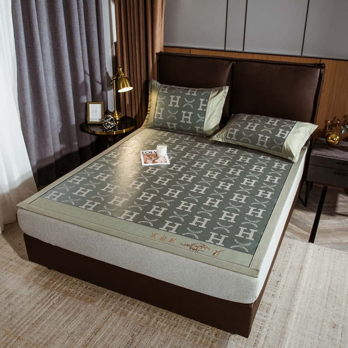 91家纺网 家纺一手货源 找家纺 全季家居 2024新款加厚加密宽边刺绣提花冰藤凉席 字母-水绿（床席款）