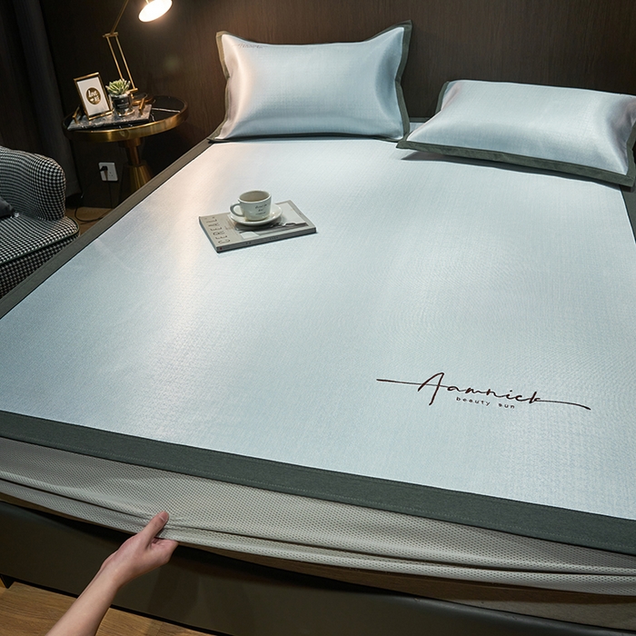 91家纺网 家纺一手货源 找家纺 全季家居 2024新款纯色英文刺绣肌理纹冰丝凉席 淡蓝色（床笠款）