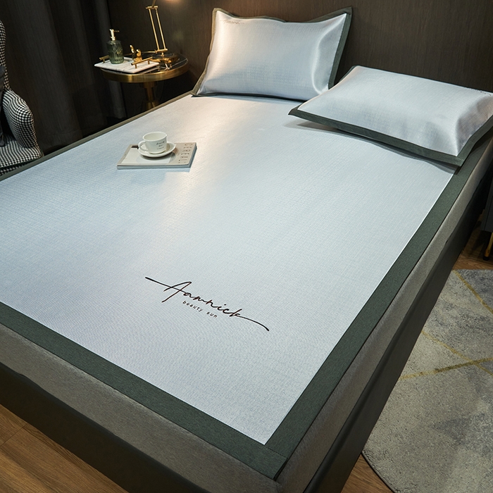 91家纺网 家纺一手货源 找家纺 全季家居 2024新款纯色英文刺绣肌理纹冰丝凉席 淡蓝色（床席款）