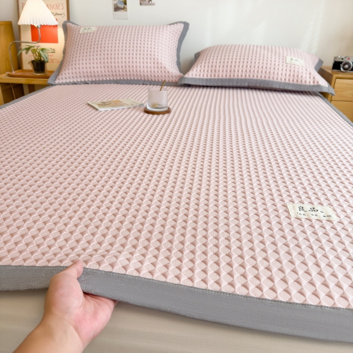 91家纺网 家纺一手货源 找家纺 丝羽坊 2025新款PE凉感450克A类华夫格冰豆豆软凉席-平铺款 冰豆豆-粉