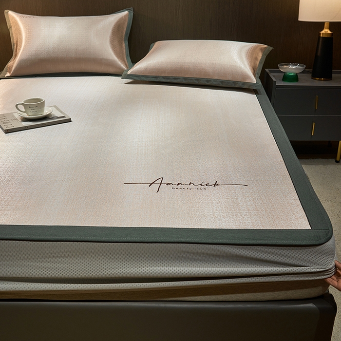 91家纺网 家纺一手货源 找家纺 全季家居 2024新款纯色英文刺绣肌理纹冰丝凉席 浅黄色（床笠款）