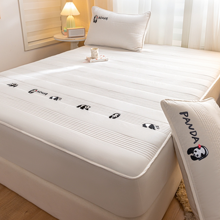 91家纺网 家纺一手货源 找家纺 鑫钰 2024全棉大豆夹棉床笠 熊猫Team-月光白