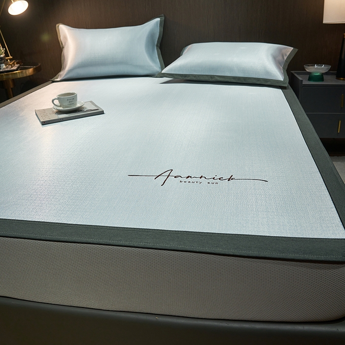 91家纺网 家纺一手货源 找家纺 全季家居 2024新款纯色英文刺绣肌理纹冰丝凉席 淡蓝色（床笠款）