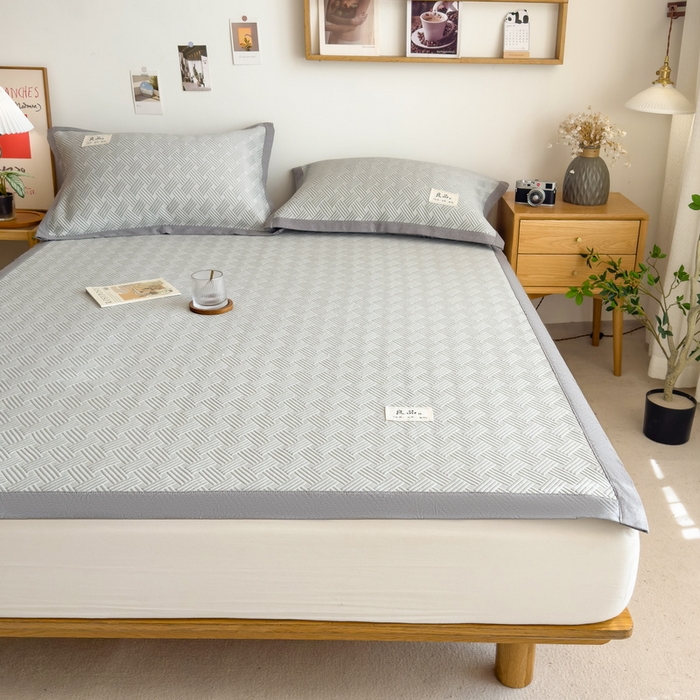 91家纺网 家纺一手货源 找家纺 丝羽坊 2025新款PE凉感450克A类华夫格冰豆豆软凉席-平铺款 饼干花-灰