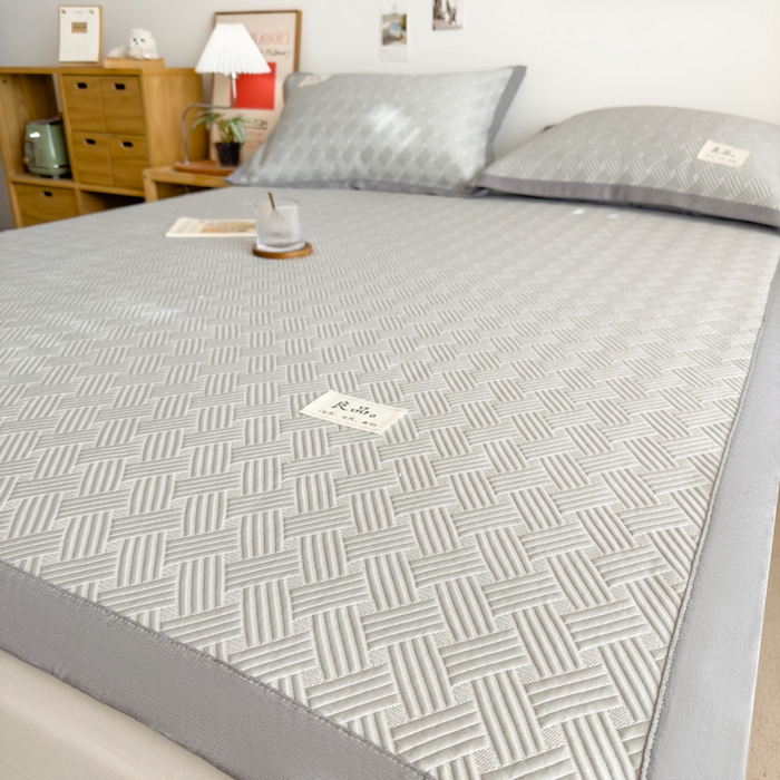 91家纺网 家纺一手货源 找家纺 丝羽坊 2025新款PE凉感450克A类华夫格冰豆豆软凉席-平铺款 饼干花-灰