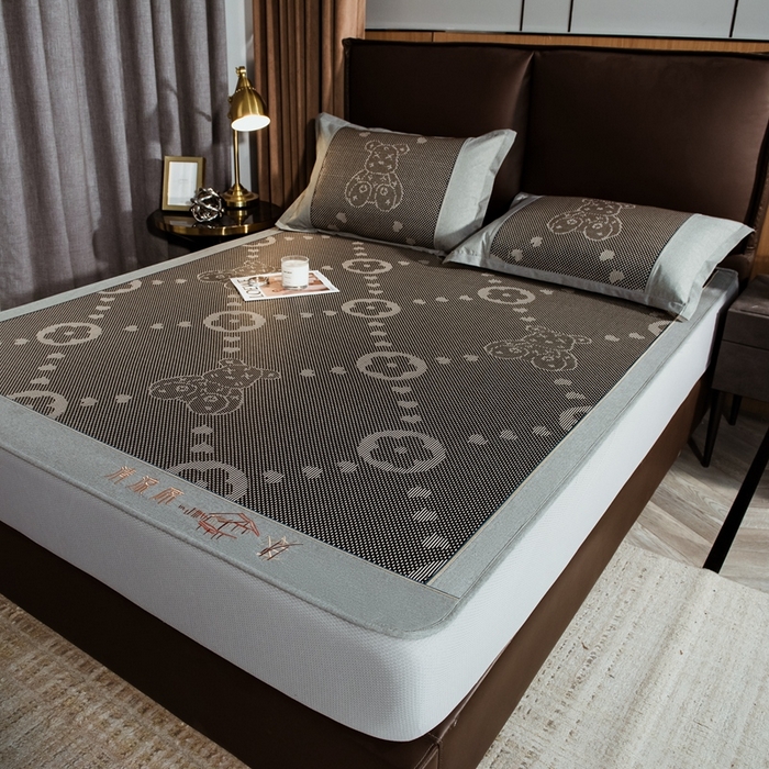 91家纺网 家纺一手货源 找家纺 全季家居 2024新款加厚加密宽边刺绣提花冰藤凉席 呆呆熊-灰色（床笠款）