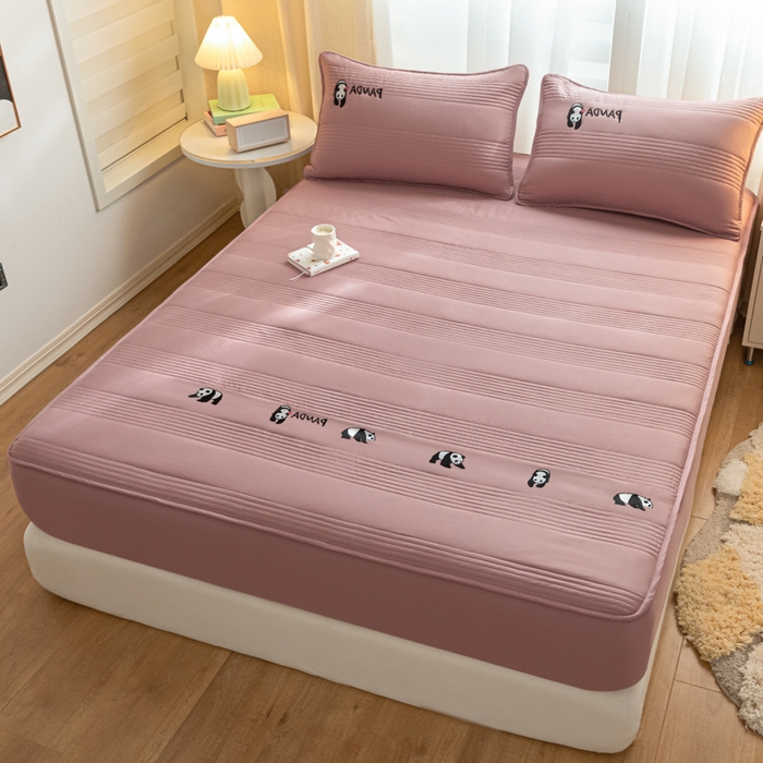 91家纺网 家纺一手货源 找家纺 鑫钰 2024全棉大豆夹棉床笠 熊猫Team-豆沙粉