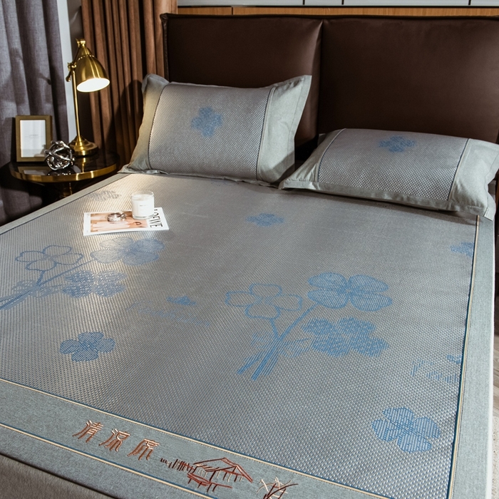 91家纺网 家纺一手货源 找家纺 全季家居 2024新款加厚加密宽边刺绣提花冰藤凉席 夏花-烟灰（床席款）
