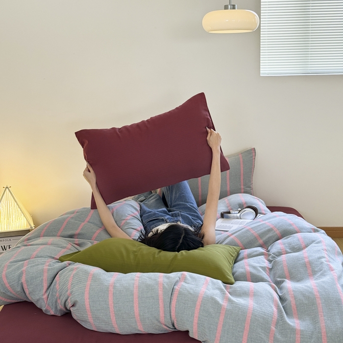 91家纺网 家纺一手货源 找家纺 玛奇朵 2024春夏新品A类全棉小肌理纹提花简约色织条纹四件套-宝格丽系列 宝格丽-綪红