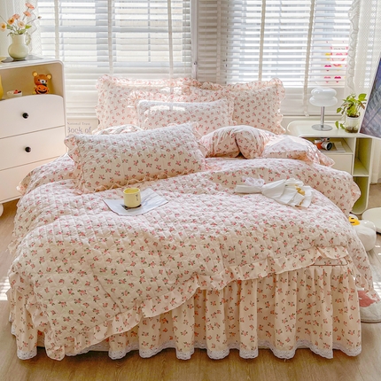 91家纺网 家纺一手货源 找家纺 恋尚 2025新款蜜桃棉印花夹棉床笠式床裙四件套 粉色恋歌