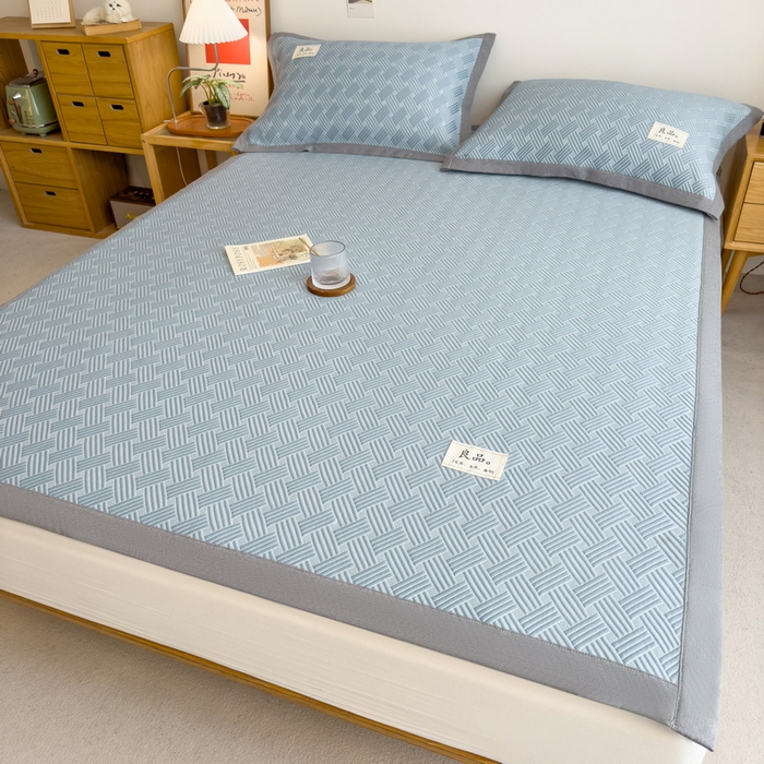 91家纺网 家纺一手货源 找家纺 丝羽坊 2025新款PE凉感450克A类华夫格冰豆豆软凉席-平铺款 饼干花-蓝