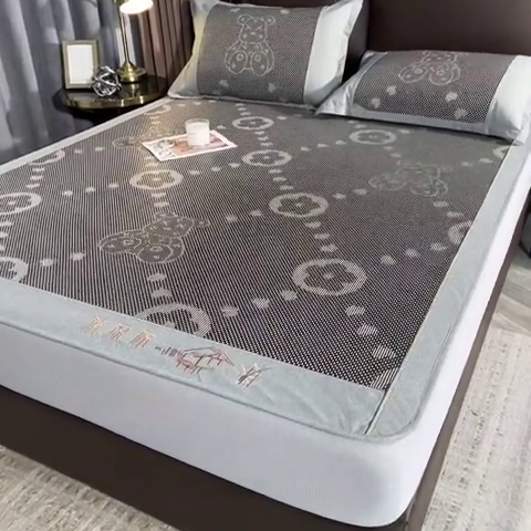 91家纺网 家纺一手货源 找家纺 全季家居 2024新款加厚加密宽边刺绣提花冰藤凉席 呆呆熊-灰色（床笠款）