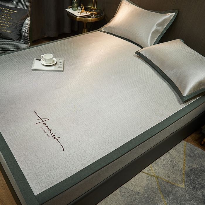 91家纺网 家纺一手货源 找家纺 全季家居 2024新款纯色英文刺绣肌理纹冰丝凉席 藕灰（床席款）