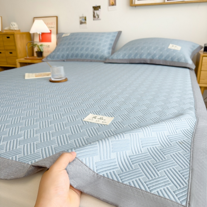 91家纺网 家纺一手货源 找家纺 丝羽坊 2025新款PE凉感450克A类华夫格冰豆豆软凉席-平铺款 饼干花-蓝