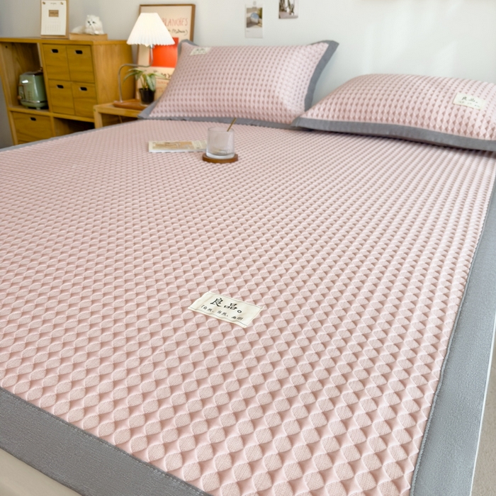 91家纺网 家纺一手货源 找家纺 丝羽坊 2025新款PE凉感450克A类华夫格冰豆豆软凉席-平铺款 冰豆豆-粉