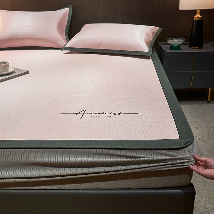 91家纺网 家纺一手货源 找家纺 全季家居 2024新款纯色英文刺绣肌理纹冰丝凉席 淡粉色（床笠款）