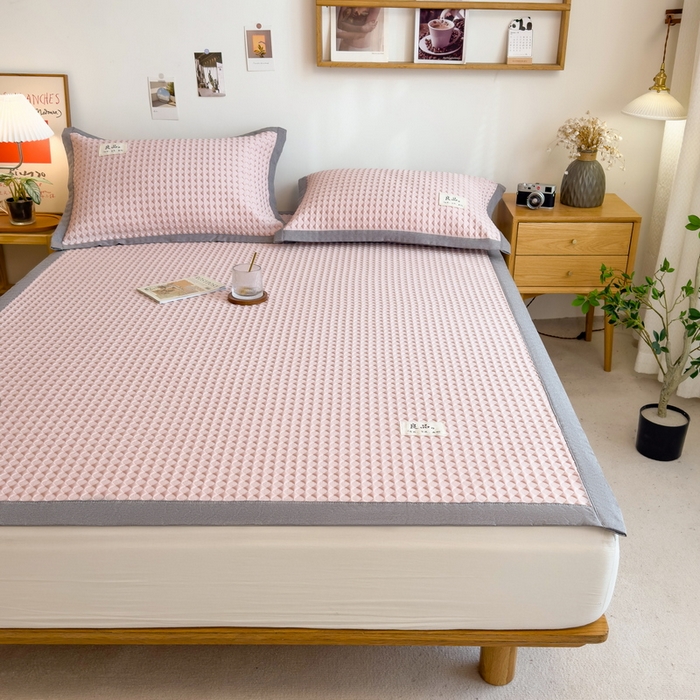 91家纺网 家纺一手货源 找家纺 丝羽坊 2025新款PE凉感450克A类华夫格冰豆豆软凉席-平铺款 冰豆豆-粉