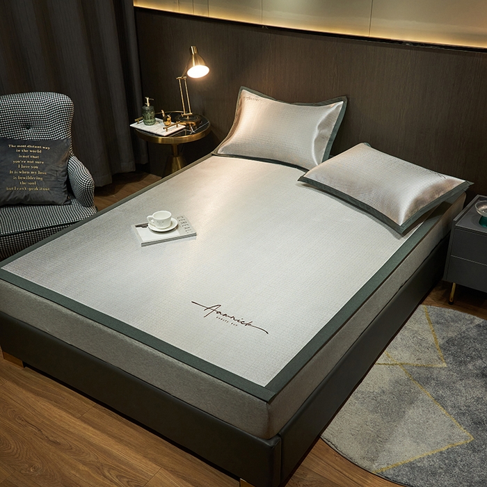 91家纺网 家纺一手货源 找家纺 全季家居 2024新款纯色英文刺绣肌理纹冰丝凉席 藕灰（床席款）