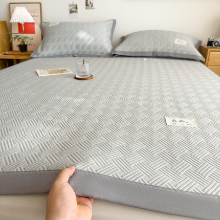 91家纺网 家纺一手货源 找家纺 丝羽坊 2025新款PE凉感450克A类华夫格冰豆豆软凉席-平铺款 饼干花-灰