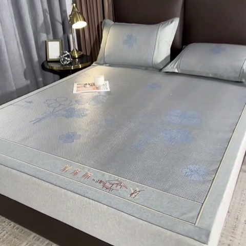 91家纺网 家纺一手货源 找家纺 全季家居 2024新款加厚加密宽边刺绣提花冰藤凉席 夏花-烟灰（床席款）