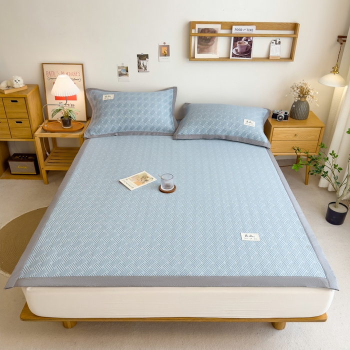 91家纺网 家纺一手货源 找家纺 丝羽坊 2025新款PE凉感450克A类华夫格冰豆豆软凉席-平铺款 饼干花-蓝