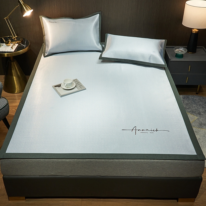 91家纺网 家纺一手货源 找家纺 全季家居 2024新款纯色英文刺绣肌理纹冰丝凉席 淡蓝色（床席款）